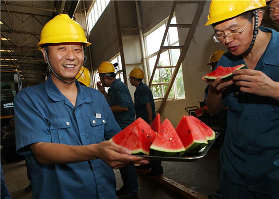 工廠夏季派送西瓜